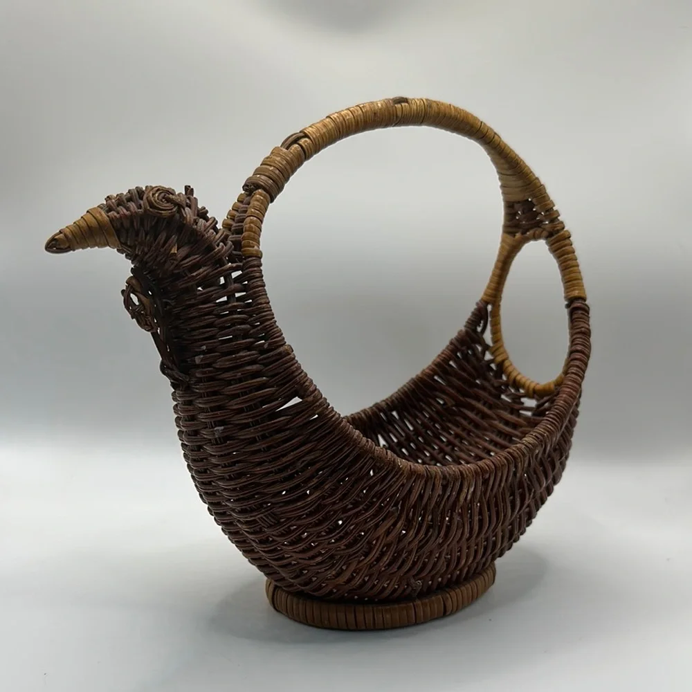 Vintage Rattan Wicker Basket Chicken Rooster Egg Handle Farmhouse 8.5x8.5”